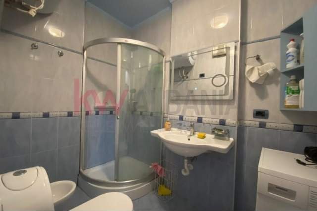 Shqiperi, jepet me qera apartament 2+1 Kati 7, 100 m² 800 Euro (Qender)