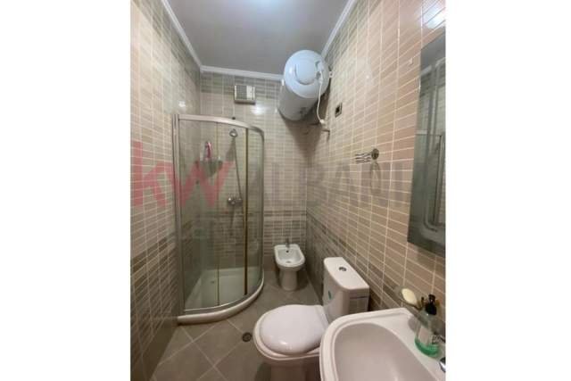 Shqiperi, jepet me qera apartament 2+1 Kati 7, 100 m² 800 Euro (Qender)