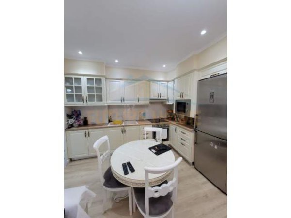 Tirane, shitet apartament 2+1+BLK Kati 3, 88 m² 102.000 Euro (Rruga e Kavajes)