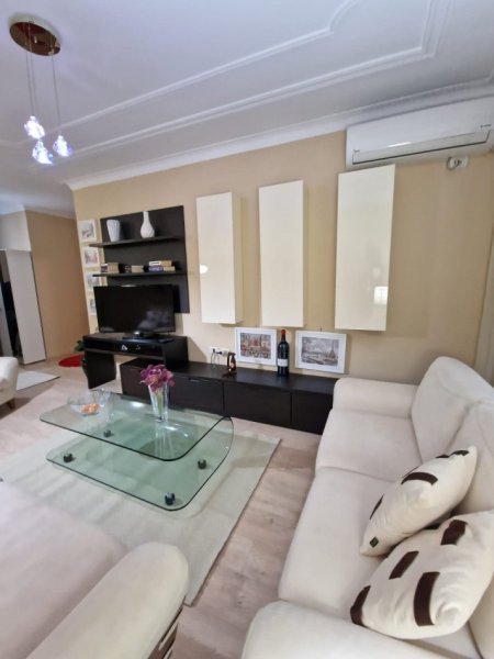 Tirane, jepet me qera apartament 2+1+Ballkon Kati 2, 90 m² 800 € (Bllok , rruga perlat rexhepi)