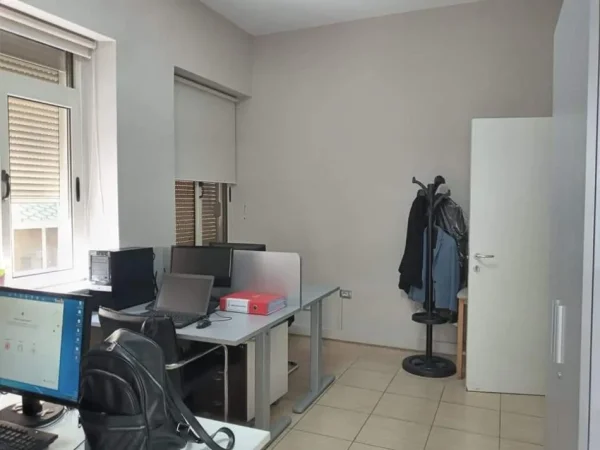 Tirane, jepet me qera zyre Kati 2, 145 m² 1.400 € (PALLATET AGIMI BLLOK)