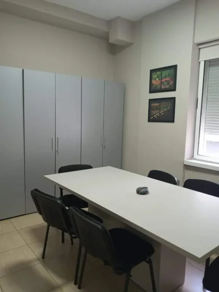 Tirane, jepet me qera zyre Kati 2, 145 m² 1.400 € (PALLATET AGIMI BLLOK)