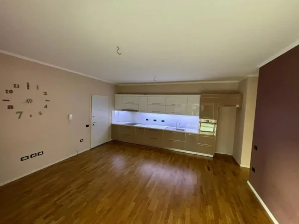 Tirane, shitet apartament 1+1+Ballkon Kati 2, 70 m² 135.000 € (Kopeshti Botanik)