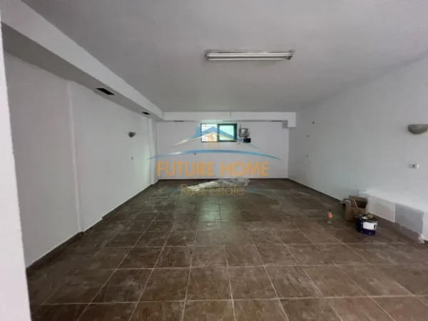 Tirane, jepet me qera ambjent biznesi Kati 0, 75 m² 600 € (Prane Juridikut)
