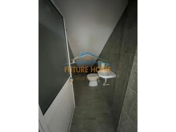 Tirane, jepet me qera ambjent biznesi Kati 0, 75 m² 600 € (Prane Juridikut)