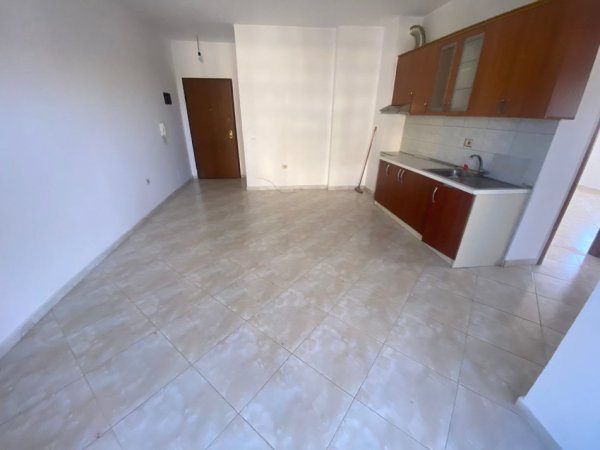 Tirane, shes apartament 2+1+Ballkon Kati 4, 88 m² 110.000 € (Pallatet e Verdha)