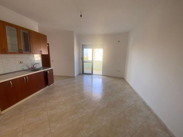 Tirane, shes apartament 2+1+Ballkon Kati 4, 88 m² 110.000 € (Pallatet e Verdha)