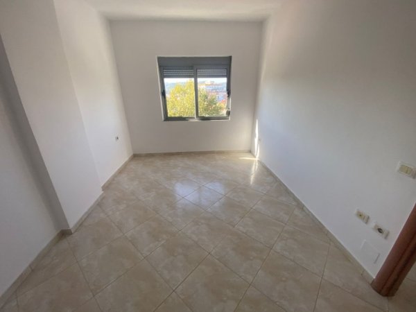Tirane, shes apartament 2+1+Ballkon Kati 4, 88 m² 110.000 € (Pallatet e Verdha)
