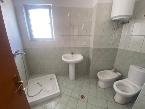 Tirane, shes apartament 2+1+Ballkon Kati 4, 88 m² 110.000 € (Pallatet e Verdha)