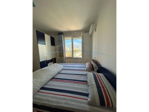 Tirane, jepet me qera apartament 3+1 Kati 7, 157 m² 900 € 