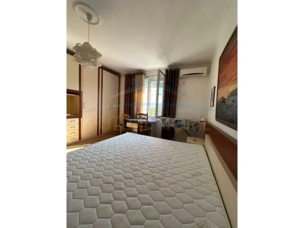 Tirane, jepet me qera apartament 3+1 Kati 7, 157 m² 900 € 
