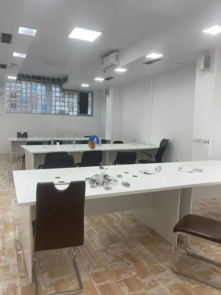 Tirane, jepet me qera ambjent biznesi Kati 2, 200 m² 2.500 € (Selvia)
