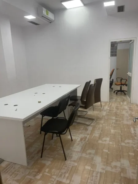 Tirane, jepet me qera ambjent biznesi Kati 2, 200 m² 2.500 € (Selvia)