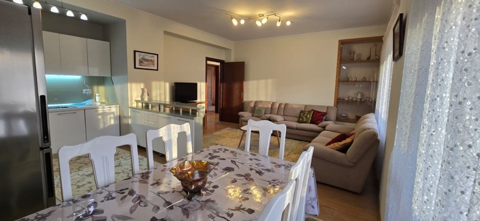 Tirane, jepet me qera apartament 2+1 Kati 7, 100 m² 750 € (Sheshi Avni Rustemi, Pazari i Ri)