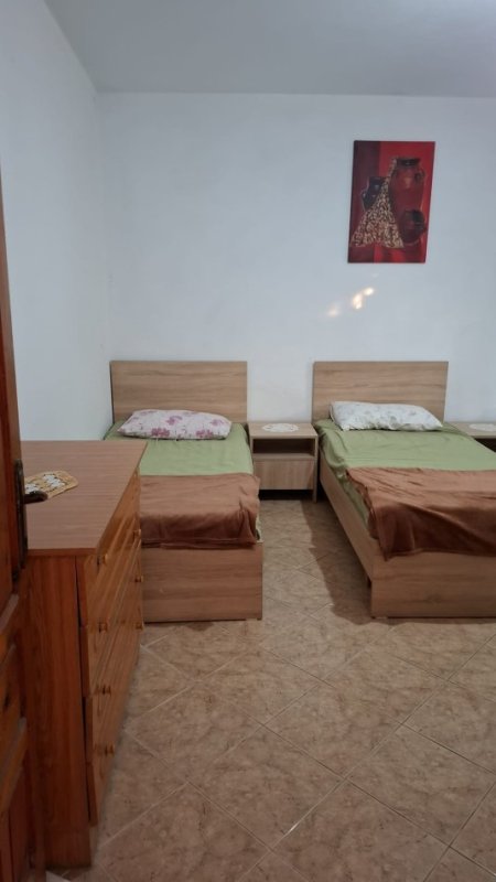 Tirane, jepet me qera apartament 2+1 Kati 1, 75 m² 400 € (Kombinat)
