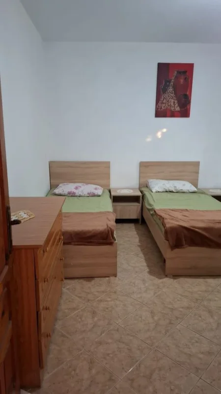 Tirane, jepet me qera apartament 2+1 Kati 1, 75 m² 400 € (Kombinat)
