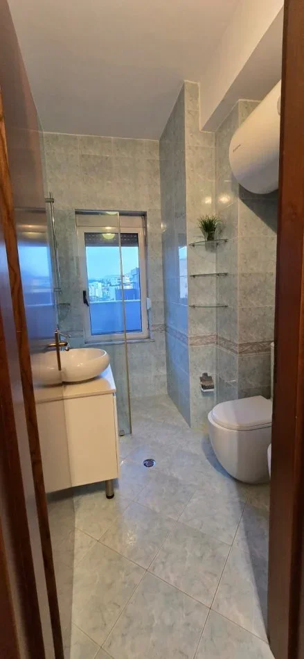 Tirane, jepet me qera apartament 2+1 Kati 7, 100 m² 750 € (Sheshi Avni Rustemi, Pazari i Ri)