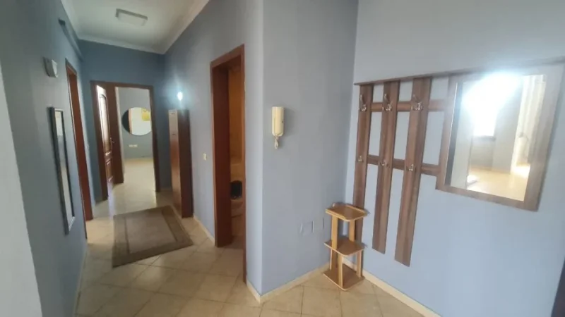 Tirane, jepet me qera apartament 2+1 Kati 10, 106 m² 1.100 € (Qender, Perballe Parlamentit)