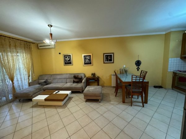 Tirane, jepet me qera apartament 2+1 Kati 2, 92 m² 600 € (Komuna e Parisit)