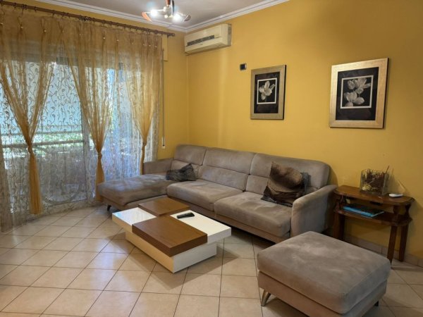 Tirane, jepet me qera apartament 2+1 Kati 2, 92 m² 600 € (Komuna e Parisit)