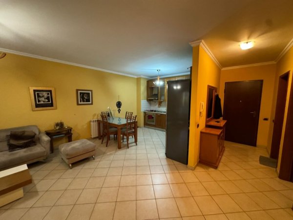 Tirane, jepet me qera apartament 2+1 Kati 2, 92 m² 600 € (Komuna e Parisit)