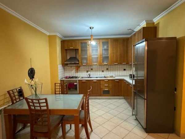 Tirane, jepet me qera apartament 2+1 Kati 2, 92 m² 600 € (Komuna e Parisit)