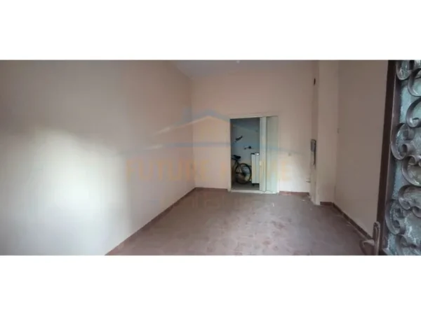 Korce, jepet me qera ambjent biznesi Kati 0, 25 m² 100 € (Bulevard Gjergj Kastrioti, Korçë)