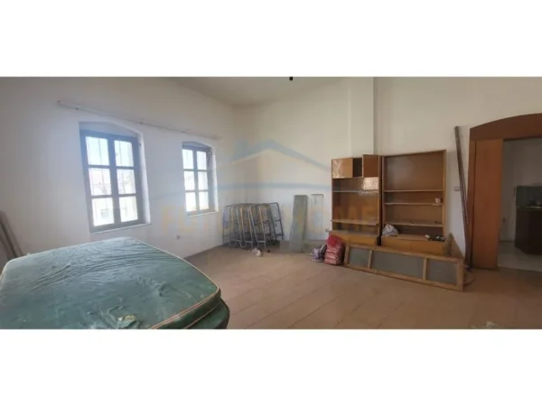 Korce, shitet ambjent biznesi Kati 2, 186 m² 100.000 € (Pazari i vjetër, Korçë)