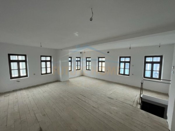 Korce, shitet dyqan Kati 2, 141 m² 120.000 € (Pazari i vjetër, Korçë)