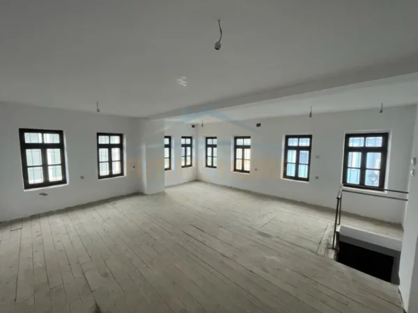 Korce, shitet dyqan Kati 2, 141 m² 120.000 € (Pazari i vjetër, Korçë)