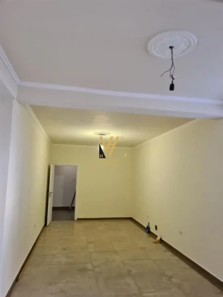 Tirane, jepet me qera zyre Kati 0, 140 m² 700 € (QYTETI I STUDENTIT)