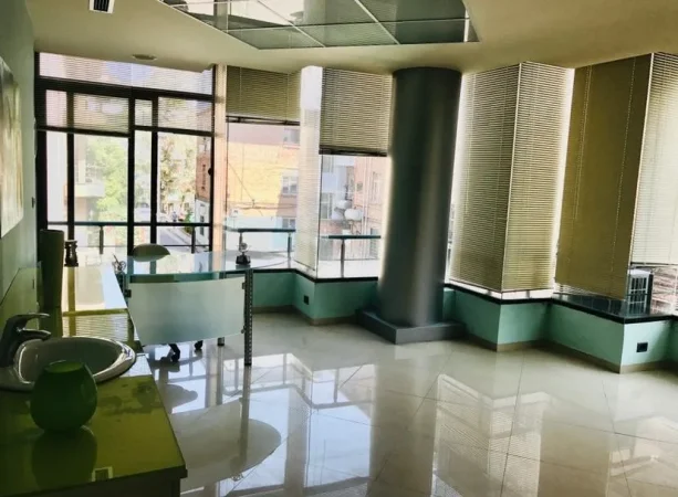 Tirane, jepet me qera ambjent biznesi Kati 3, 100 m² 1.500 € (Stadiumi Dinamo)