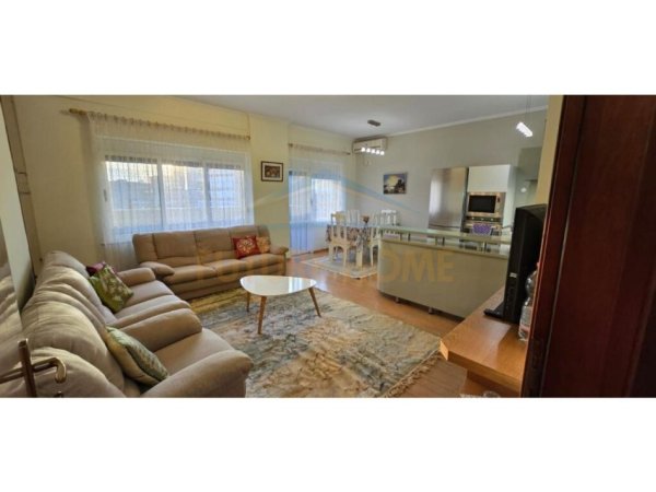 Tirane, jepet me qera apartament 2+1+Ballkon Kati 7, 100 m² 750 € (Pazari i Ri)
