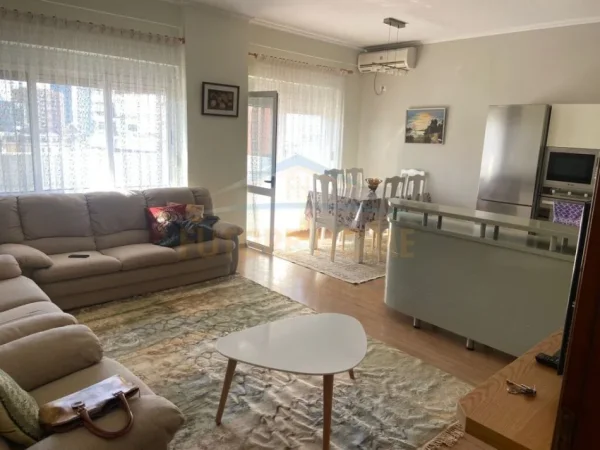 Tirane, jepet me qera apartament 2+1+Ballkon Kati 7, 100 m² 750 € (Pazari i Ri)
