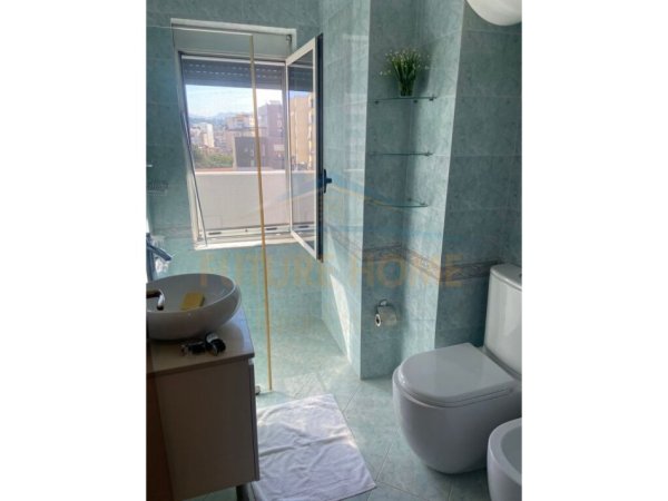 Tirane, jepet me qera apartament 2+1+Ballkon Kati 7, 100 m² 750 € (Pazari i Ri)