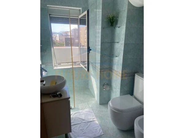 Tirane, jepet me qera apartament 2+1+Ballkon Kati 7, 100 m² 750 € (Pazari i Ri)