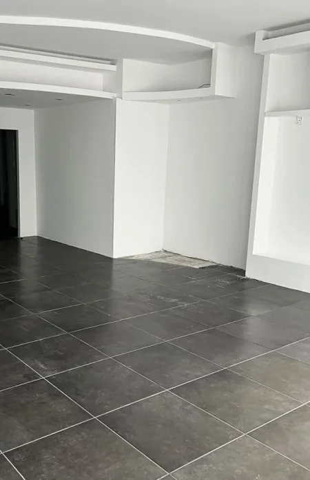 Tirane, jepet me qera dyqan Kati 0, 25 m² 700 € (stacioni i trenit)