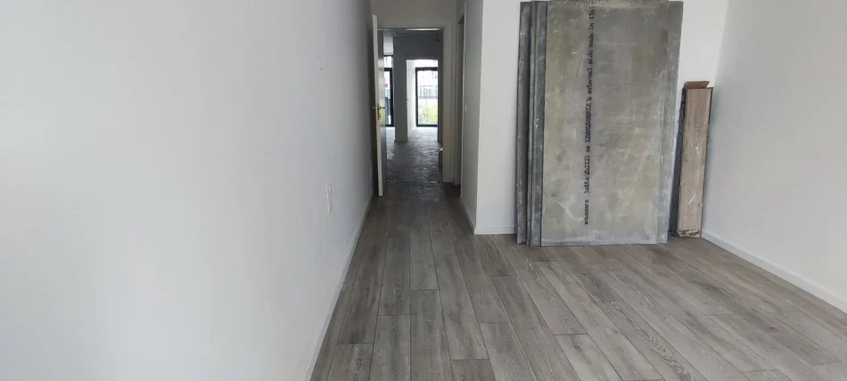 Tirane, jepet me qera ambjent biznesi Kati 1, 102 m² 1.200 € (Liqeni Artificial)
