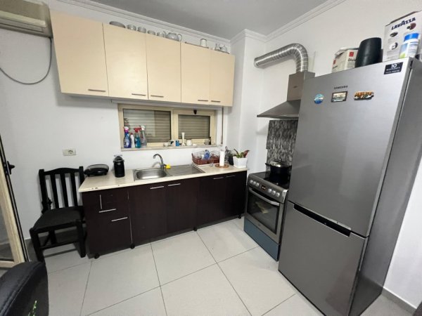 Tirane, jepet me qera apartament 2+1+Ballkon Kati 3, 75 m² 600€ (komuna e parisit)