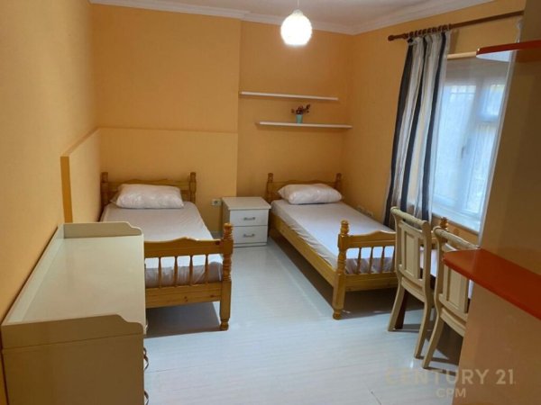 Tirane, jepet me qera apartament 4+1 Kati 1, 120 m² 800 € (pazari i ri)