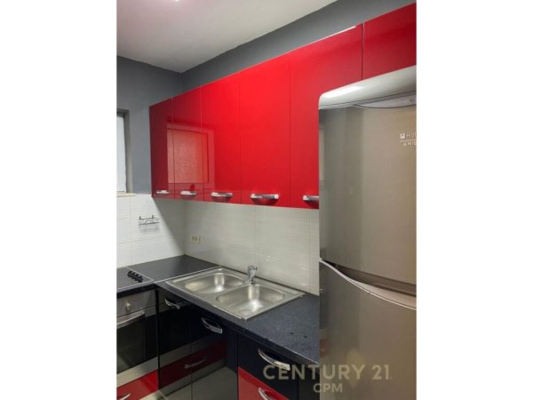 Tirane, jepet me qera apartament 4+1 Kati 1, 120 m² 800 € (pazari i ri)