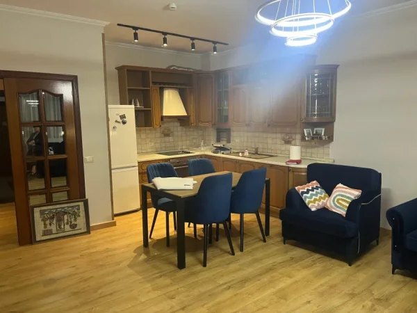 Tirane, jepet me qera apartament 2+1 Kati 7, 850 €