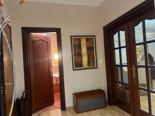 Tirane, jepet me qera apartament 2+1 Kati 7, 850 €