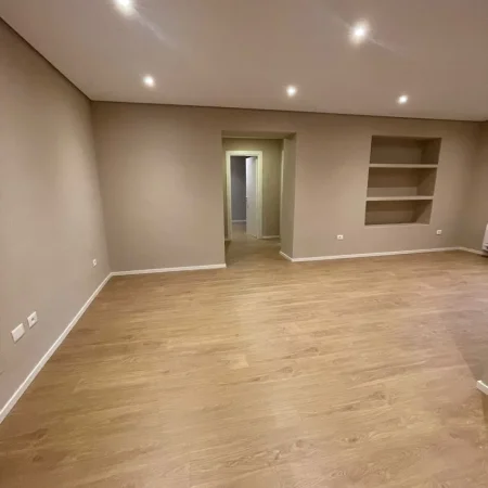 Tirane, jepet me qera zyre Kati 2, 93 m² 900 € (Rruga e Kavajes)