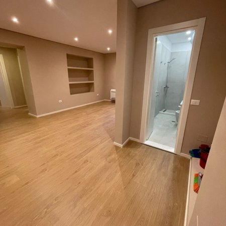 Tirane, jepet me qera zyre Kati 2, 93 m² 900 € (Rruga e Kavajes)
