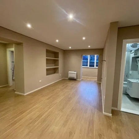 Tirane, jepet me qera zyre Kati 2, 93 m² 900 € (Rruga e Kavajes)