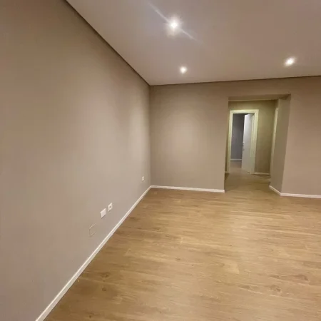 Tirane, jepet me qera zyre Kati 2, 93 m² 900 € (Rruga e Kavajes)