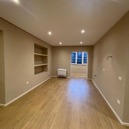 Tirane, jepet me qera zyre Kati 2, 93 m² 900 € (Rruga e Kavajes)