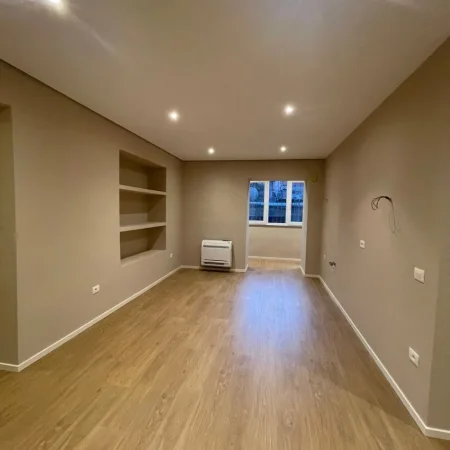 Tirane, jepet me qera zyre Kati 2, 93 m² 900 € (Rruga e Kavajes)