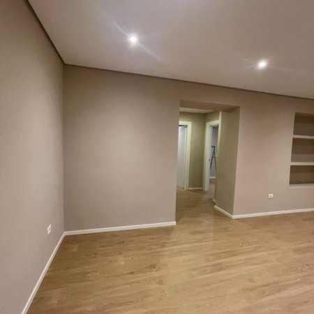 Tirane, jepet me qera zyre Kati 2, 93 m² 900 € (Rruga e Kavajes)